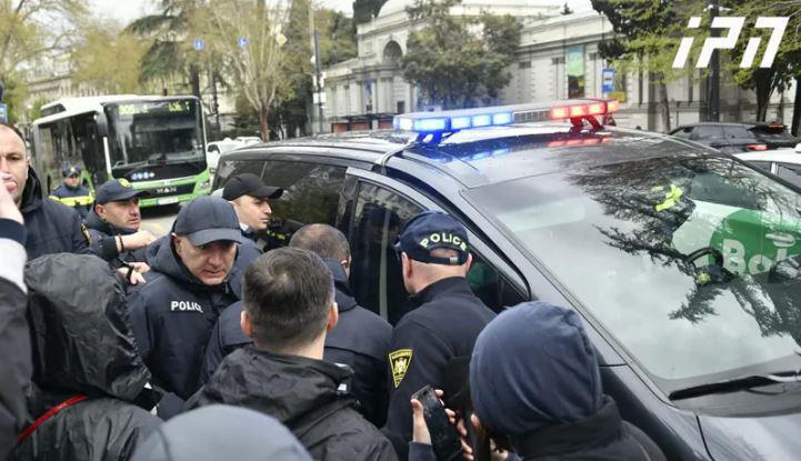 9 აპრილის მემორიალთან დღეს მომხდარი ფიზიკური დაპირისპირების ფაქტზე შსს-მ გამოძიება ძალადობის მუხლით დაიწყო