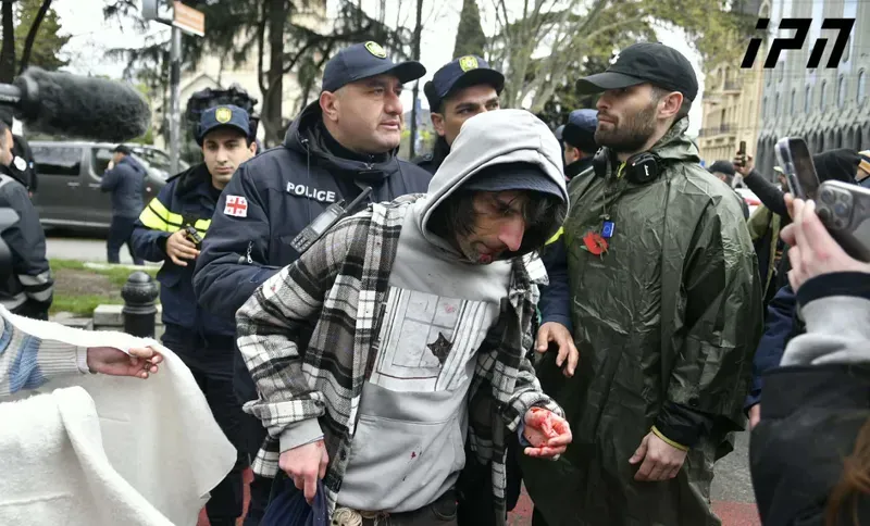 დაპირისპირება პარლამენტთან: მოქალაქეები ერთმანეთს ფიზიკურად გაუსწორდნენ - პოლიციამ, სავარაუდოდ, ერთი პირი დააკავა