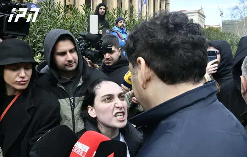 "ხელი გაწიე, ქვეყნის გამყიდველო მონა..." - ჩხუბი და გაწევ-გამოწევა პარლამენტთან: დაპირისპირება მოხდა ბექა დავითულიანსა და აქტივისტ მარიამ მეყანწიშვილს შორის