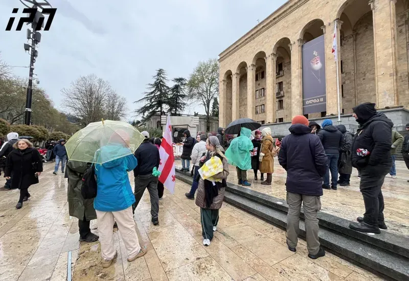 მოქალაქეთა ნაწილმა ღამე 9 აპრილის მემორიალთან გაათენა