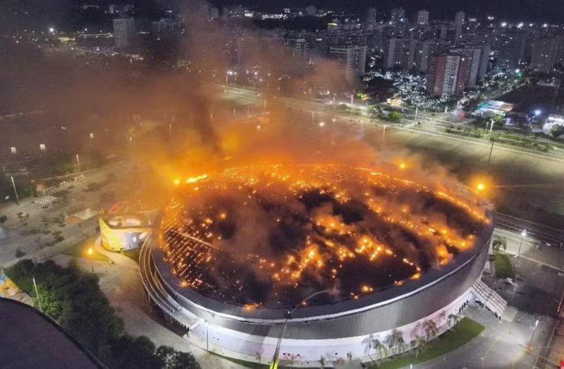 შემაძრწუნებელი კადრები რიო-დე-ჟანეიროდან, სადაც ხანძარი ოლიმპიურ პარკში გაჩნდა (ფოტოები)