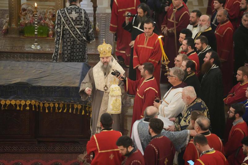 სამების საკათედრო ტაძარში გარდამოხსნის ტრადიციული წესი და მაცხოვრის დატირება შესრულდა