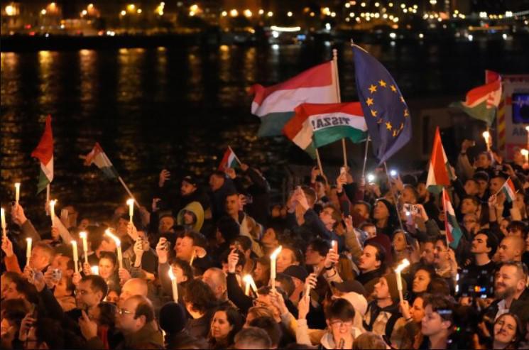 ზღვა ხალხი, ქუჩებში გამართული საყოველთაო ზეიმი და ჩირაღდნები - რა ხდებოდა უნგრეთში არჩევნების დასრულების შემდეგ