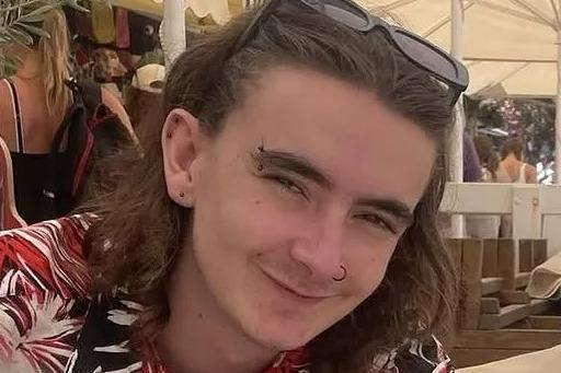 ტრაგედია საერთო საცხოვრებელში: 21 წლის სტუდენტი ბაღში მოკლული იპოვეს - ვინ არის ეჭვმიტანილი და რა დეტალებს ასაჯაროებს ბრიტანეთის პოლიცია