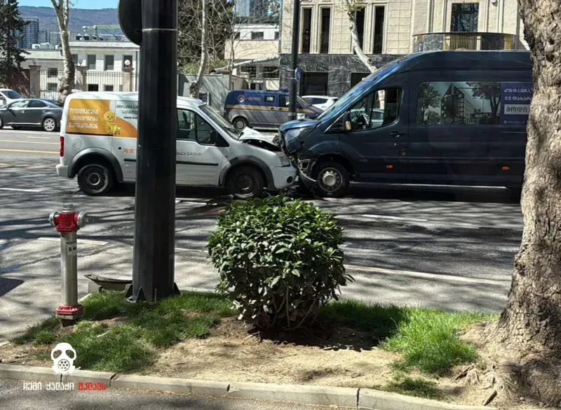 წერეთლის გამზირზე სამგზავრო მიკროავტობუსი მანქანას დაეჯახა, ორი ადამიანი დაშავდა