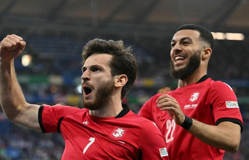 "მიყვარს, მიყვარს გოლებიო" - კვარაცხელიას სახალისო კომენტარი და ნაკრების ფეხბურთელების გამოხმაურებები: როგორ "თარგმნა" "ხვიჩას ქართული" გიორგი მიქაუტაძემ?