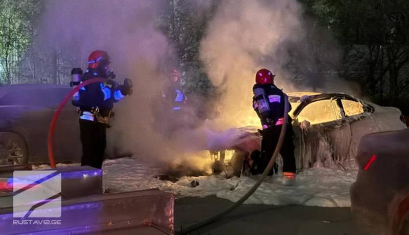 თბილისში, ბობ უოლშის ქუჩაზე მოძრავ ავტომობილს ცეცხლი გაუჩნდა - რა ხდება ცნობილი?
