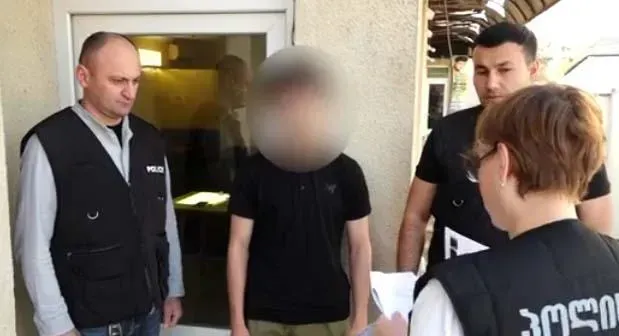 ბოლნისში ძალადობისა და ჯანმრთელობის განზრახ ნაკლებად მძიმე დაზიანების ბრალდებით ერთი პირი დააკავეს