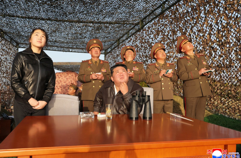 კიმ ჩენ ინი მემკვიდრე ქალიშვილის გარეშე უკვე არსად ჩნდება - ჩრდილოეთ კორეამ კასეტური საბრძოლო მასალით აღჭურვილი ახალი რაკეტები გამოსცადა