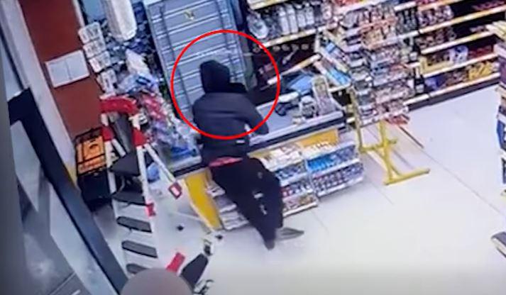 დააკავეს 17 წლის მოზარდი, რომელიც თანამზრახველთან ერთად მაღაზიებს ძარცვავდა - შსს სათვალთვალო კამერის ჩანაწერებს ავრცელებს
