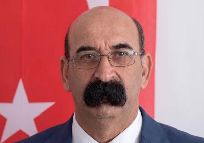 "მის ულვაშს საკუთარი სიცოცხლე აქვს და დამოუკიდებლად ცხოვრობს" - ვინ არის თურქი პოლიტიკოსი, რომლის ფოტოც სოციალურ ქსელში ვირუსულად გავრცელდა