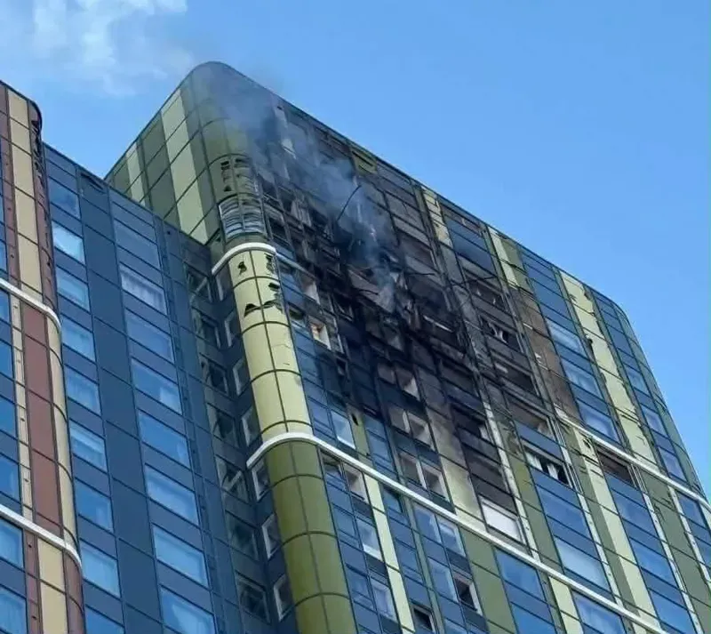 რუსეთის ქალაქ ეკატერინბურგში საცხოვრებელ შენობას დრონი მოხვდა - არიან დაშავებულები