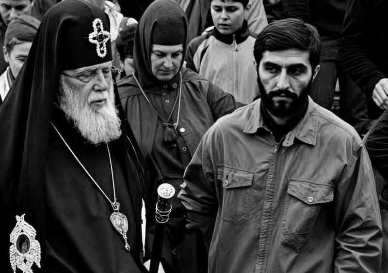 "ჩვენკენ უცნობი ბიჭი მოდიოდა... დავიძაბე... პატრიარქს ხელი ჩემთვის მაჯაზე ეკიდა და..." - ვინ არის და რას ჰყვება სტიქაროსანი, რომელიც მუდმივად პატრიარქის გვერდით იყო