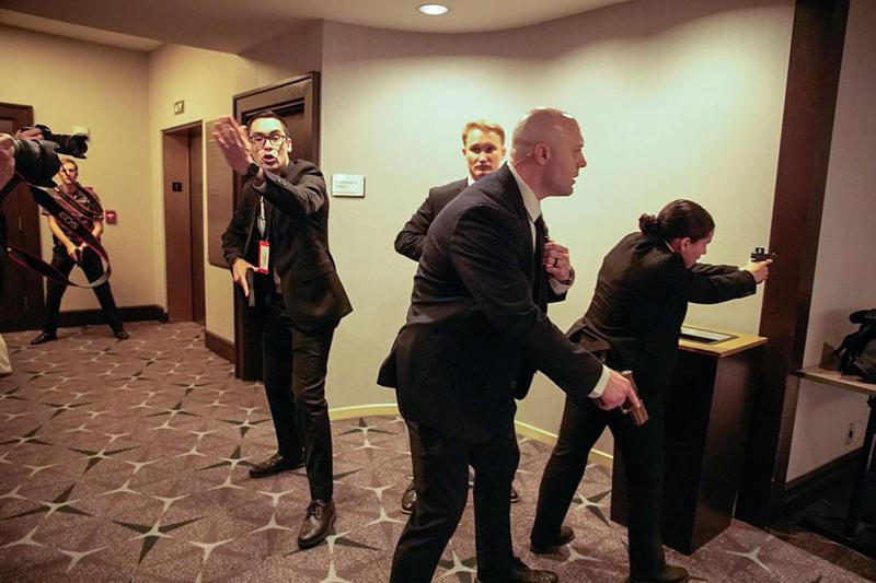 როგორ შეიჭრა თავდამსხმელი სასტუმრო "ჰილტონში", სადაც ტრამპი იმყოფებოდა - "მან ექვსჯერ გაისროლა":  სათვალთვალო კამერის ჩანაწერი