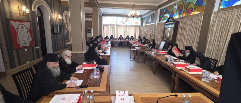 წმინდა სინოდის სხდომა დაიწყო - ფოტოები ისტორიული კრებიდან, სადაც მღვდელმთავრები დღეს 3 საპატრიარქო კანდიდატს გამოარჩევენ