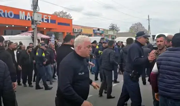 ხმაური და დაპირისპირება მარნეულში - ფერმერები აპროტესტებენ, რომ მათ ბოსტნეულის რეალიზაცია უჭირთ: არიან დაკავებულები (ვიდეო)