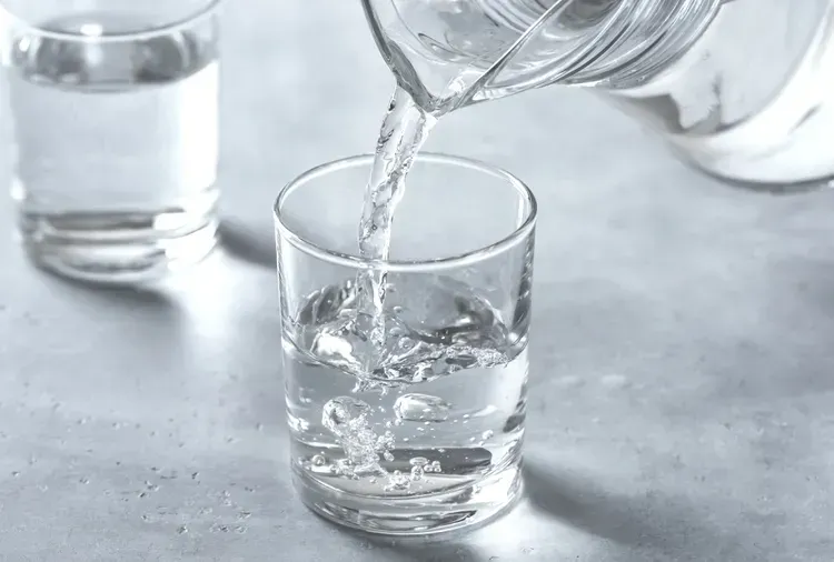 რამდენი წყალი უნდა დავლიოთ დღეში და რატომ არ მუშაობს "8 ჭიქის წესი“?