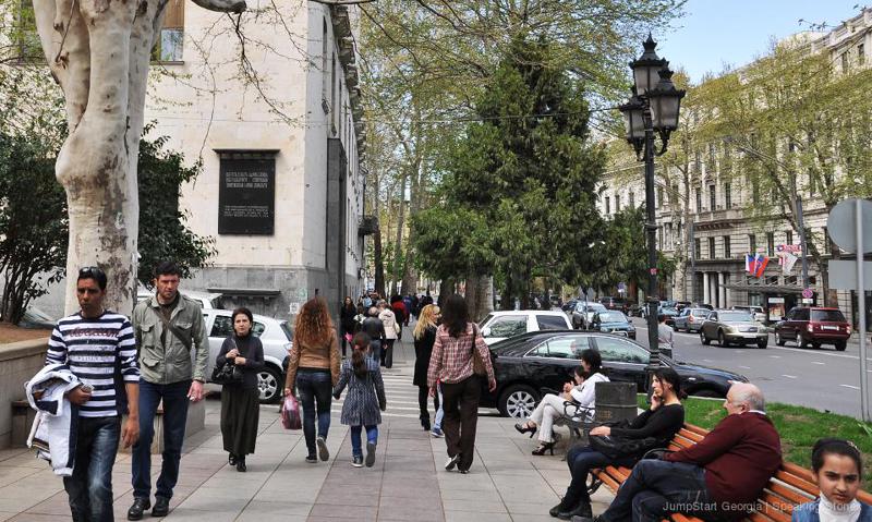 რამდენი ადამიანი ცხოვრობს თბილისში 1 კვადრატულ კილომეტრზე და როგორია მაჩვენებლები რეგიონების მიხედვით?