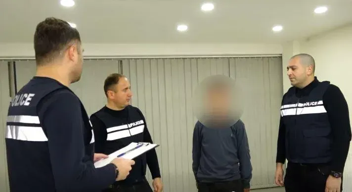 ავტომობილის ქურდობის ბრალდებით 14 წლის მოზარდი დააკავეს