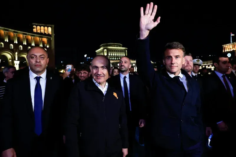 მაკრონი ერევნის ქუჩებში - "ძალიან მიხარია სომხეთში დაბრუნება. მადლობა ამ დახვედრისთვის!" (ვიდეო)