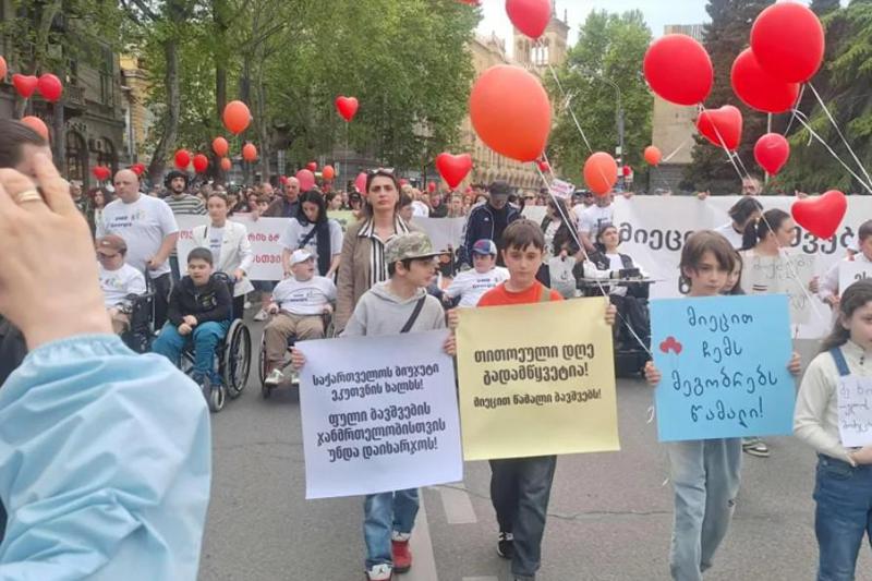 “მიეცით წამალი ბავშვებს“ - თბილისში დიუშენით დაავადებული ბავშვების მხარდამჭერი აქცია- მსვლელობა მიმდინარეობს