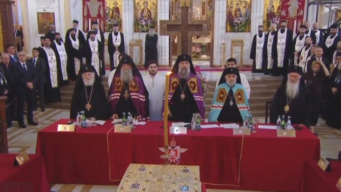 სამების ტაძარში პატრიარქობის კანდიდატებისთვის ხმის მიცემის პროცესი მიმდინარეობს - პირდაპირი ეთერი