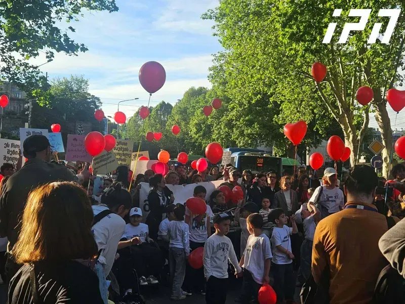 ლოზუნგით - “მიეცით წამალი ბავშვებს“ რუსთაველის მეტროდან მთავრობის ადმინისტრაციისკენ აქცია-მსვლელობა გაიმართა