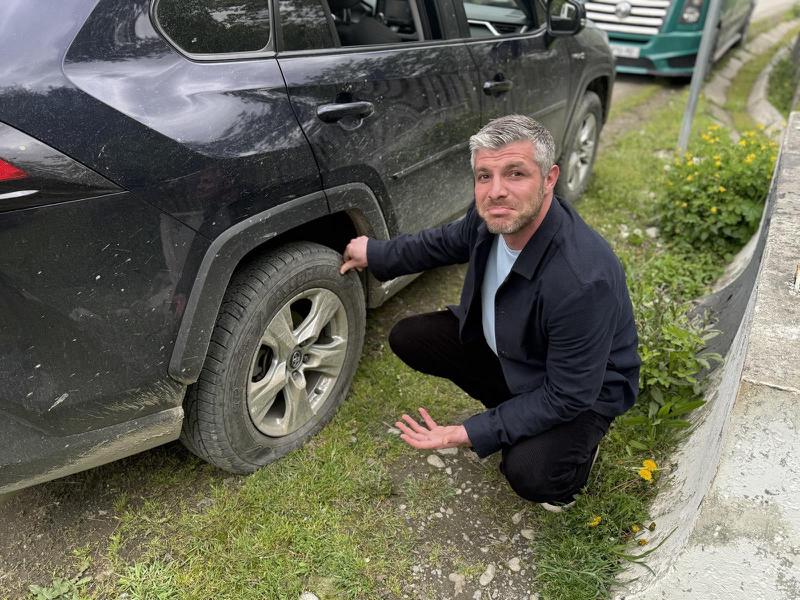 "სვანეთში ვარ, საბურავი გასკდა, ნასოსი მჭირდება და მაინც ვფრთხილობ უცხოსთვის ნასოსის თხოვნას... მაიტა ნასოსი" - რას წერს ირაკლი კუპრაძე