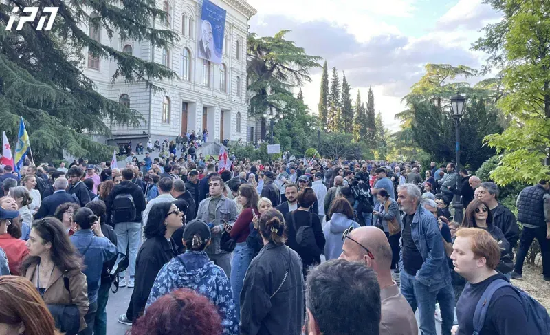 საპროტესტო აქციის მონაწილეები თსუ-სთან იკრიბებიან - შემდეგ კი მსვლელობით პარლამენტთან გადაინაცვლებენ