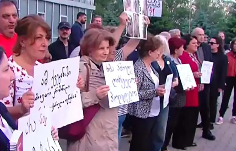 "მკვლელებო, კრიმინალებო!" - ხმაური იყო გორის პოლიციის შენობასთან, სადაც საპროტესტო აქცია მიმდინარეობს