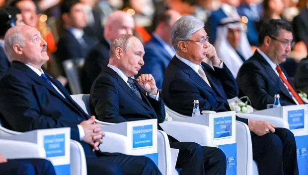 რუსეთის, ბელარუსის, ყაზახეთისა და ყირგიზეთის ლიდერები სომხეთს ევროკავშირში გაწევრიანების ან ევრაზიულ ეკონომიკურ კავშირში დარჩენის შესახებ რეფერენდუმის ჩატარებისკენ მოუწოდებენ