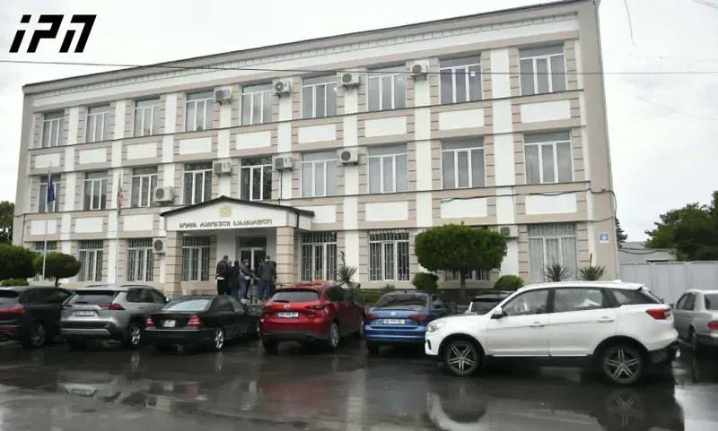 ძალადობაში ბრალდებულ 6-ვე პოლიციელს პატიმრობა შეეფარდა - მოსამართლემ ასევე ყველა მათგანის თანამდებობიდან გადაყენების შუამდგომლობა დააკმაყოფილა