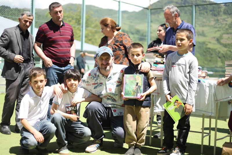 “ჯადოსნურ მეკეიძეებს ახალი ბიბლიოთეკა მოვუწყვეთ“ - ფოტოები მთიანი აჭარიდან: გიორგი კეკელიძემ “ბიბლუსის“ მხარდაჭერით სკოლას ახალი წიგნები გადასცა