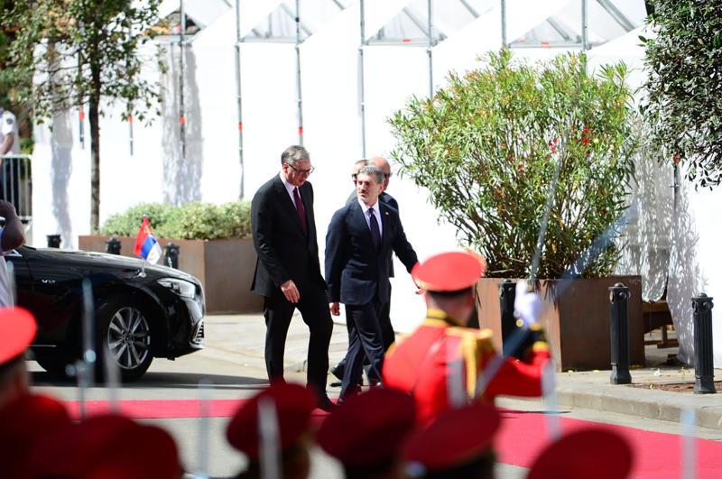 სერბეთის პრეზიდენტის ალექსანდარ ვუჩიჩის დახვედრის ოფიციალური ცერემონია - ფოტოები ათონელის სასახლიდან