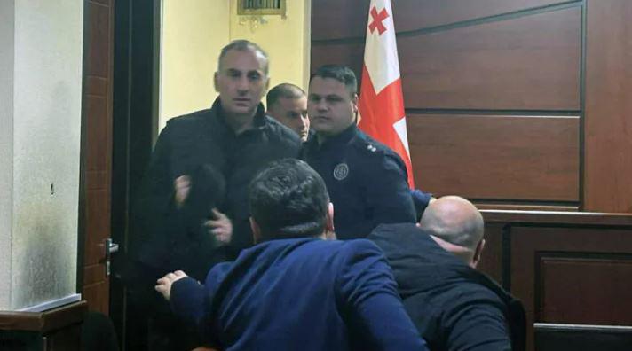 “ჩვენს ახალ პატრიარქს ჰკითხეთ, რატომ არ იმჩნევს არაფერს, რაც ამ ქვეყანაში ხდება? ამდენი ადამიანი ციხეშია, ან ხალხს რომ აწამებენ, არ ეხება?“ - ალეკო ელისაშვილი