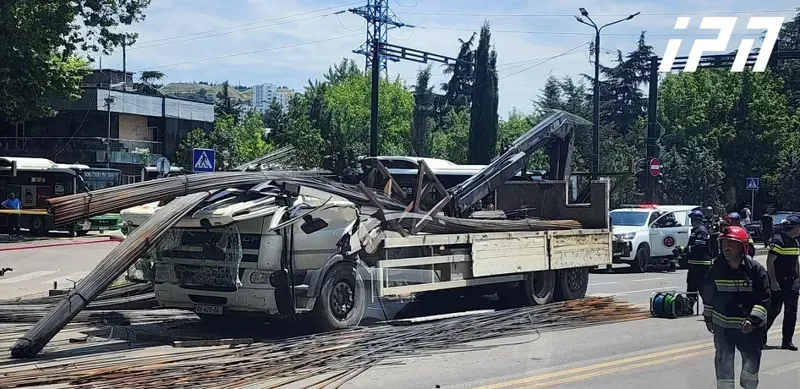 დიდუბეში სატვირთო მანქანას საკუთარი ტვირთი, რკინის კონსტრუქცია დაეცა