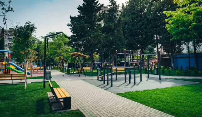 ლოტკინის დასახლებაში არსებულ სკვერში ბავშვი დაშავდა - რას აცხადებენ ნაძალადევის რაიონის გამგეობაში?