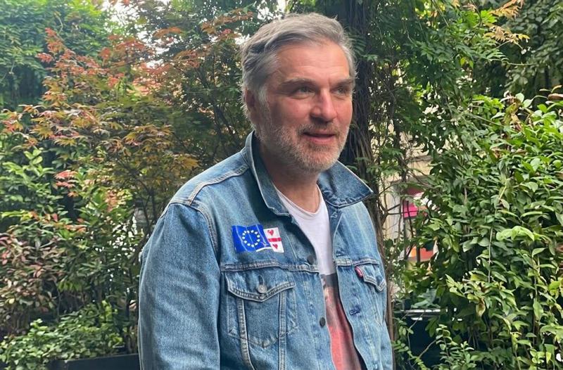 "თემურმა თბილად გაუღიმა, - მე დაგპატიჟებთ, ქალბატონოო... ქალმა მის უბრალო სამოსს შეხედა, ხელი ჩაიქნია: "შენ თვითონ რა გაქვს, შე საწყალო, მე რომ დამპატიჟოო...“ - რას იხსენებს ლევან ლაბარტყავა თემურ უგულავაზე?
