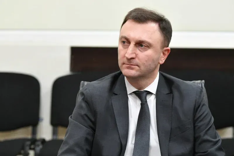 ე.წ. სააფთიაქო ნარკომანიის საქმე - 20 პირს, მათ შორის, ჯანდაცვის მინისტრის ყოფილ მოადგილეს, ირაკლი მხეიძეს პატიმრობა შეეფარდა: სამი პირი ძებნაშია