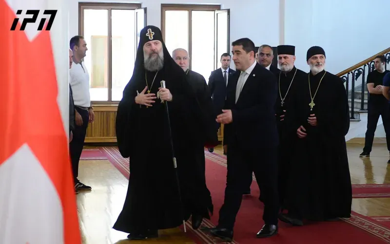 პარლამენტში პრემიერის მოხსენებაზე დასასწრებად შიო III  მივიდა