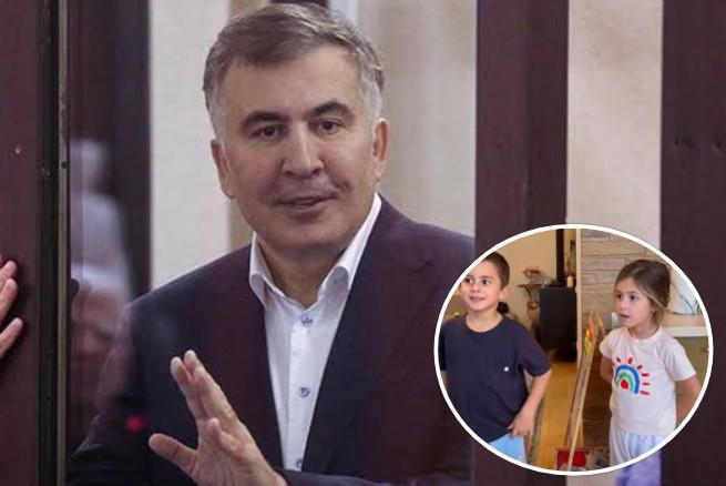 “მათემატიკაში მე-3 კლასის დონეზეა, ინგლისური ქართულივით იცის, ახლა ფრანგულზე და ესპანურზე იწყებს - უნდა რომ ბავშვობაშივე გამასწროს ენების ცოდნით“ - მიხეილ საკაშვილი ახალ ვიდეოს აქვეყნებს