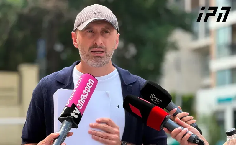გურამ როგავა მასზე ძალადობაში ბრალდებული სპეცრაზმელის პროცესზე ცარიელი ფურცლებით მივიდა
