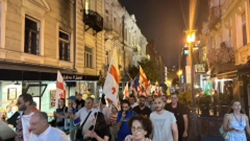 თბილისში საპროტესტო მსვლელობა ლოზუნგებით: "ძირს რუსეთის დამპალი იმპერია!“, "თავისუფლება რეჟიმის ტყვეებს!“ მიმდინარეობს