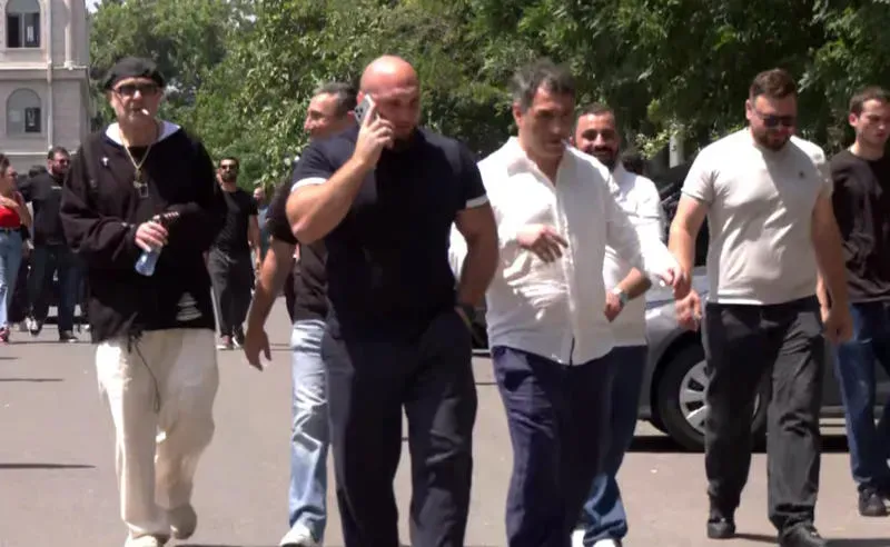 იუმორისტ ონისე ოქრიაშვილის მიმართ ჩადენილი ძალადობის ფაქტზე ბრალდებულს 5000 ლარიანი გირაო შეეფარდა -  ის სასამართლო დარბაზიდან გათავისუფლდა.