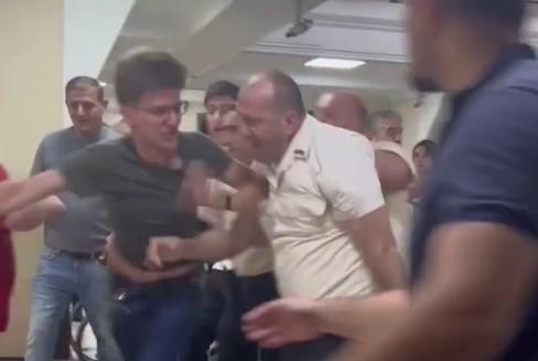 ფიზიკური დაპირისპირება სასამართლოში - მანდატურებმა რამდენიმე ადამიანი სასამართლოს შენობიდან გააძევეს (ვიდეო)