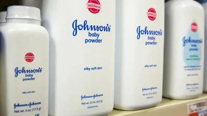 სკანდალი Johnson & Johnson-ის გარშემო: მოსარჩელეები ამტკიცებენ, რომ ტალკის შემცველი პუდრის გამოყენებამ საკვერცხის კიბო გამოიწვია - დეტალები