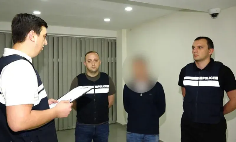 არასრულწლოვანმა ტაქსის მძღოლი დაჭრა - კონფლიქტი მგზავრობის საფასურის გამო მოხდა: დეტალები