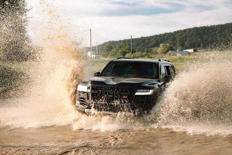 ტოიოტა კავკასიამ სრულიად ახალი Toyota Hilux და ისტორიაში პირველი Land Cruiser 300 Hybrid წარადგინა