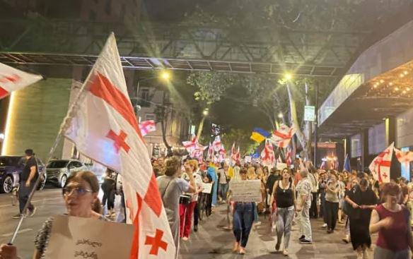 თბილისში, ლოზუნგით „გვახსოვს გმირები, გვახსოვს მტერი” მსვლელობა მიმდინარეობს