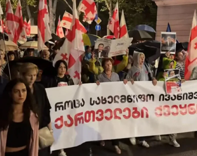 „შაბათის მარშის“ მონაწილეები საპროტესტო მსვლელობას მართავენ